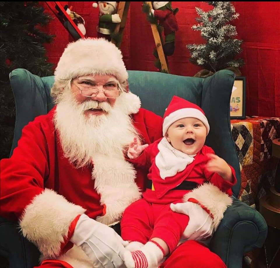 Hiresanta's tweet photo. What did one ornament say to the other?
I like hanging out with you!🎅🎄

#SantaClaus #Christmas https://t.co/pT7rJblYG7