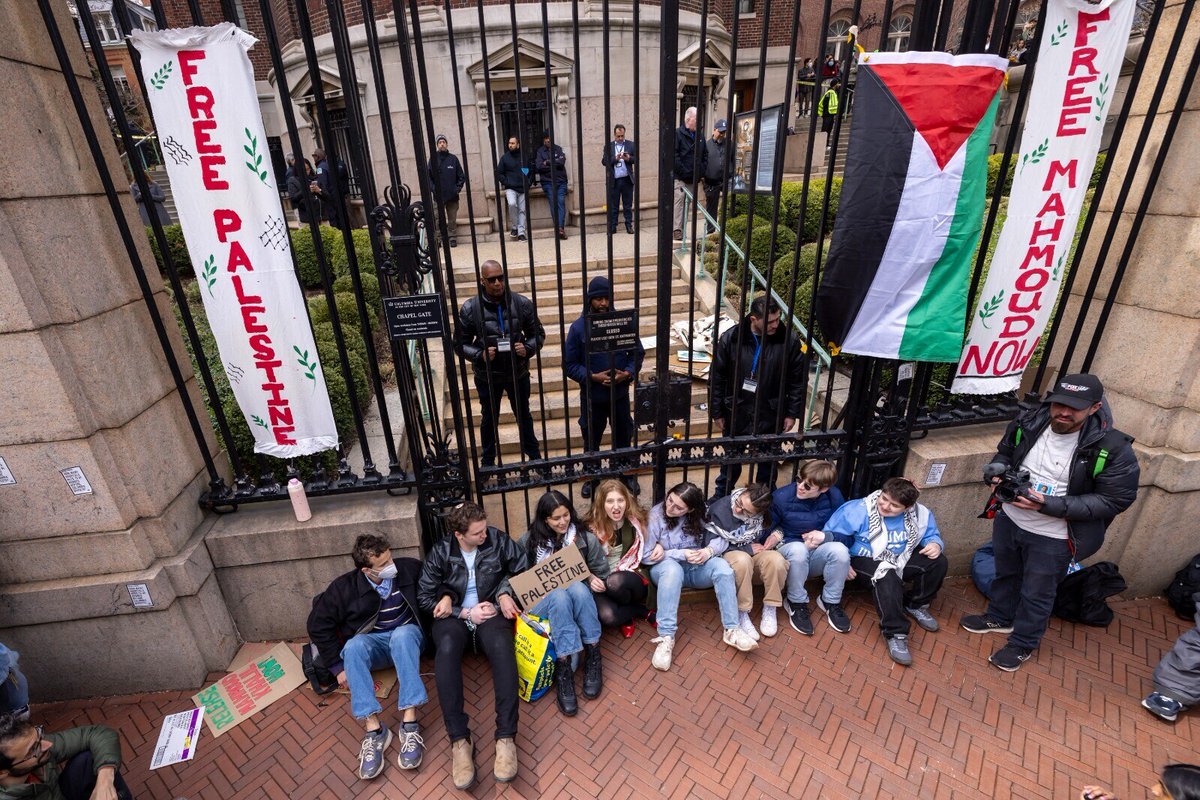 humanite_fr's tweet image. États-Unis : Columbia cède aux pressions de l’administration Trump et sanctionne 80 élèves qui ont protesté contre le génocide à Gaza
➡️ l.humanite.fr/PRI