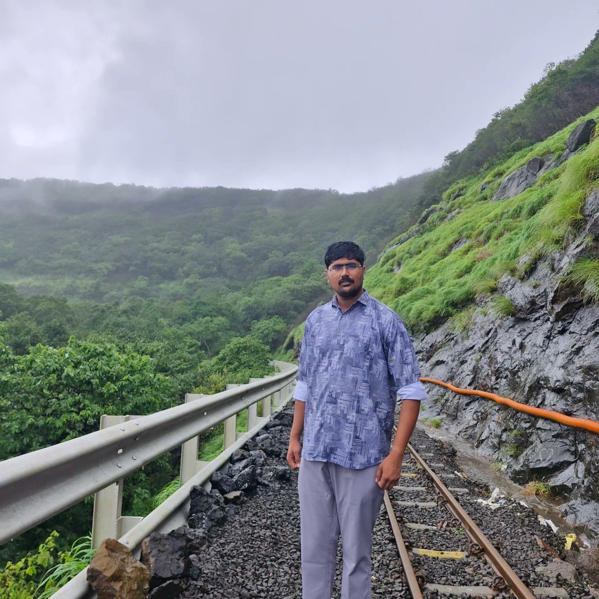 🌿 માથેરાન પ્રવાસ – યાદગાર અનુભવ 🌄
શહેરની ગભરાટભરી દુનિયાથી દૂર,માથેરાનમાં કુદરતના ગર્ભે  માં વિતાવેલો સમય એક નવો શ્વાસ જાણે લીધો એવું લાગ્યું. જંગલોની શાંતી, એ પોઈન્ટના પડછાયા, અને ઘોડા સવારીની મજા – બધું જ અવિસ્મરણીય! 🍃📸
#TravelDiaries #Matheran #યાદગારપ્રવાસ