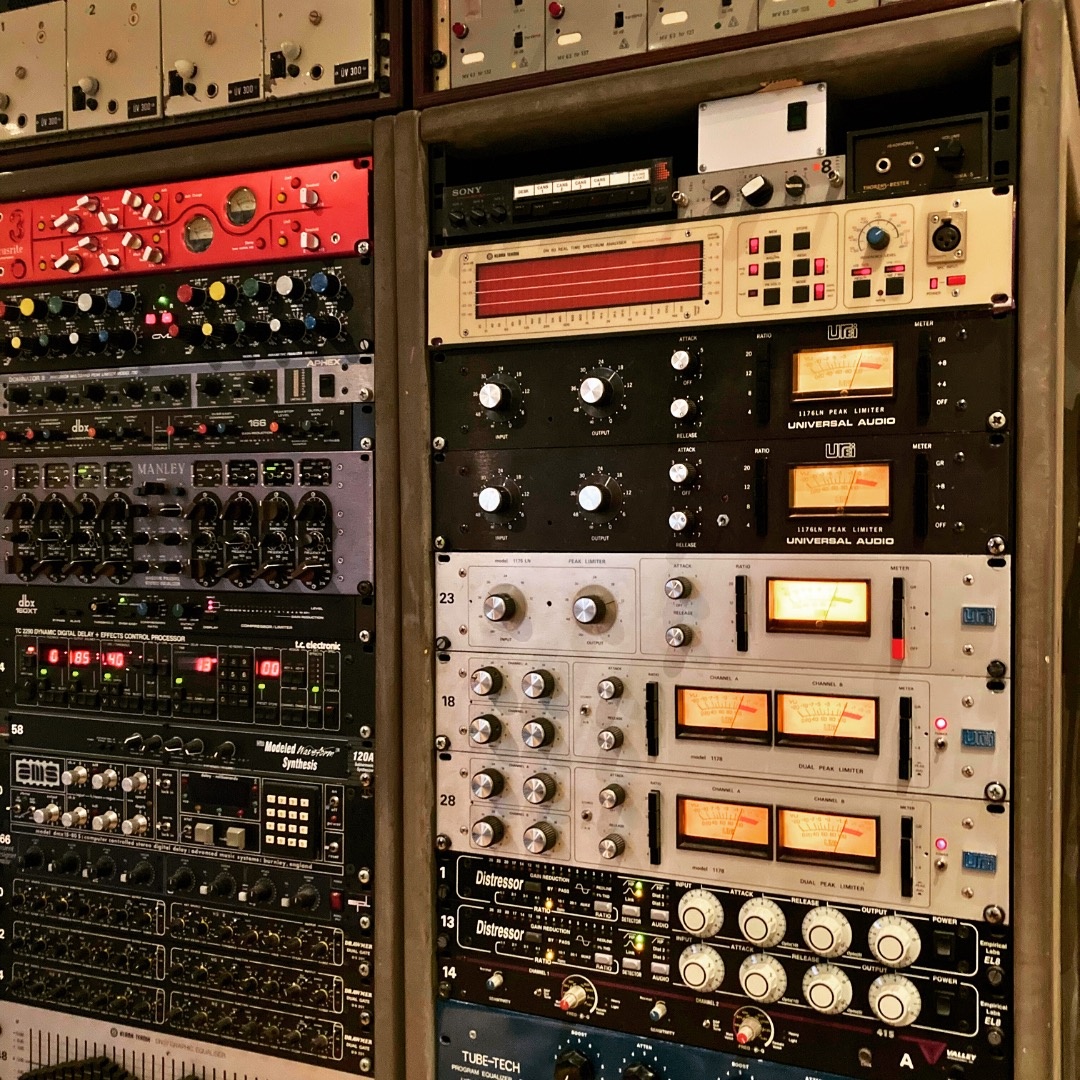 Are you a fan of vintage gear or modern gear?

📷 (UR)BARN_Studio (@urbarn.studio)