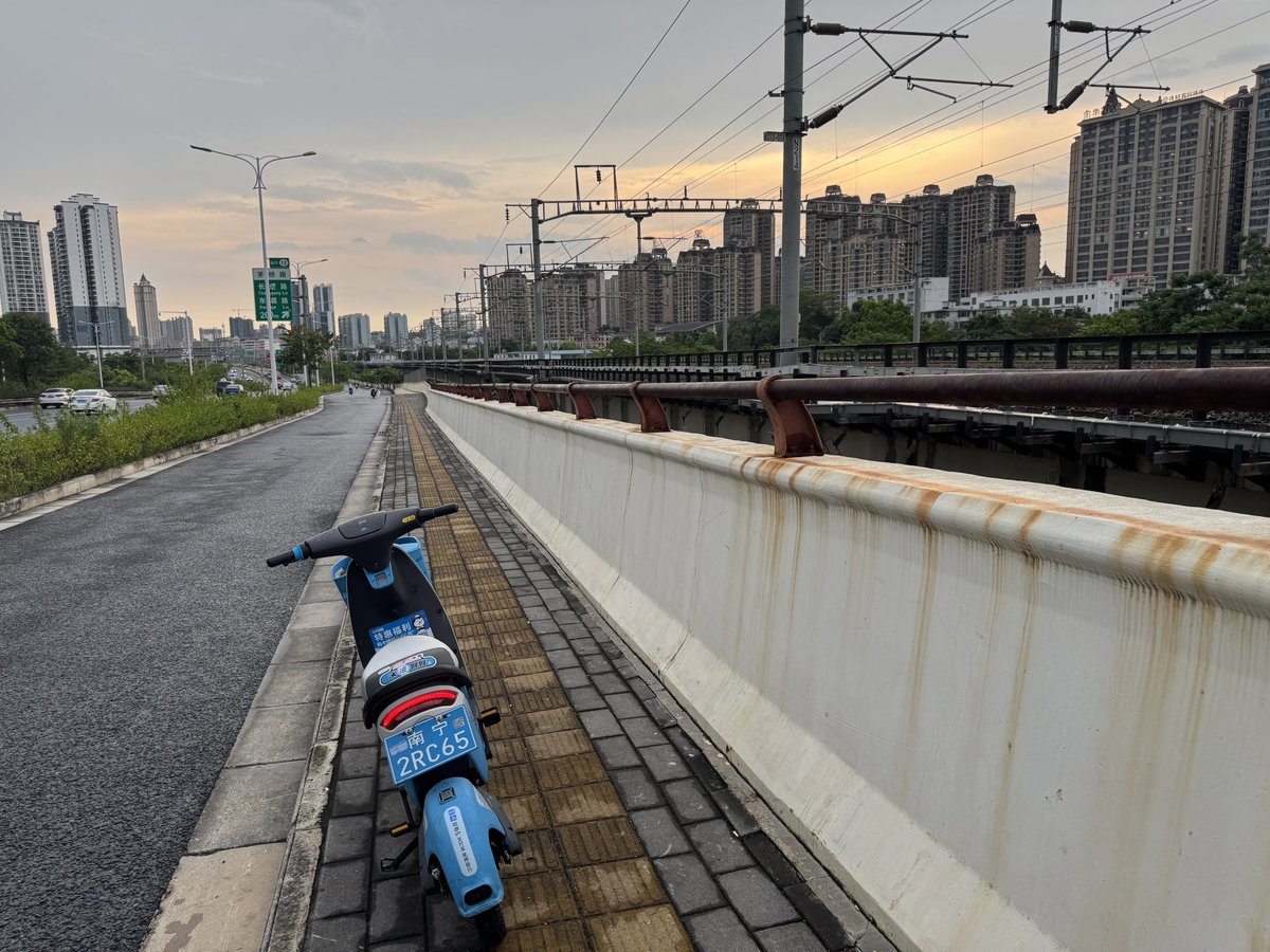Ch112161's tweet image. 南寧はシェアチャリの上位互換、シェア電動バイクが普及しているので撮り鉄スポット巡りに便利です!
ただし自転車に比べて危険度が高いので要注意。
特に濡れた路面で急ブレーキ急ハンドルをかけると簡単にコケますよ…
#河内南寧2025