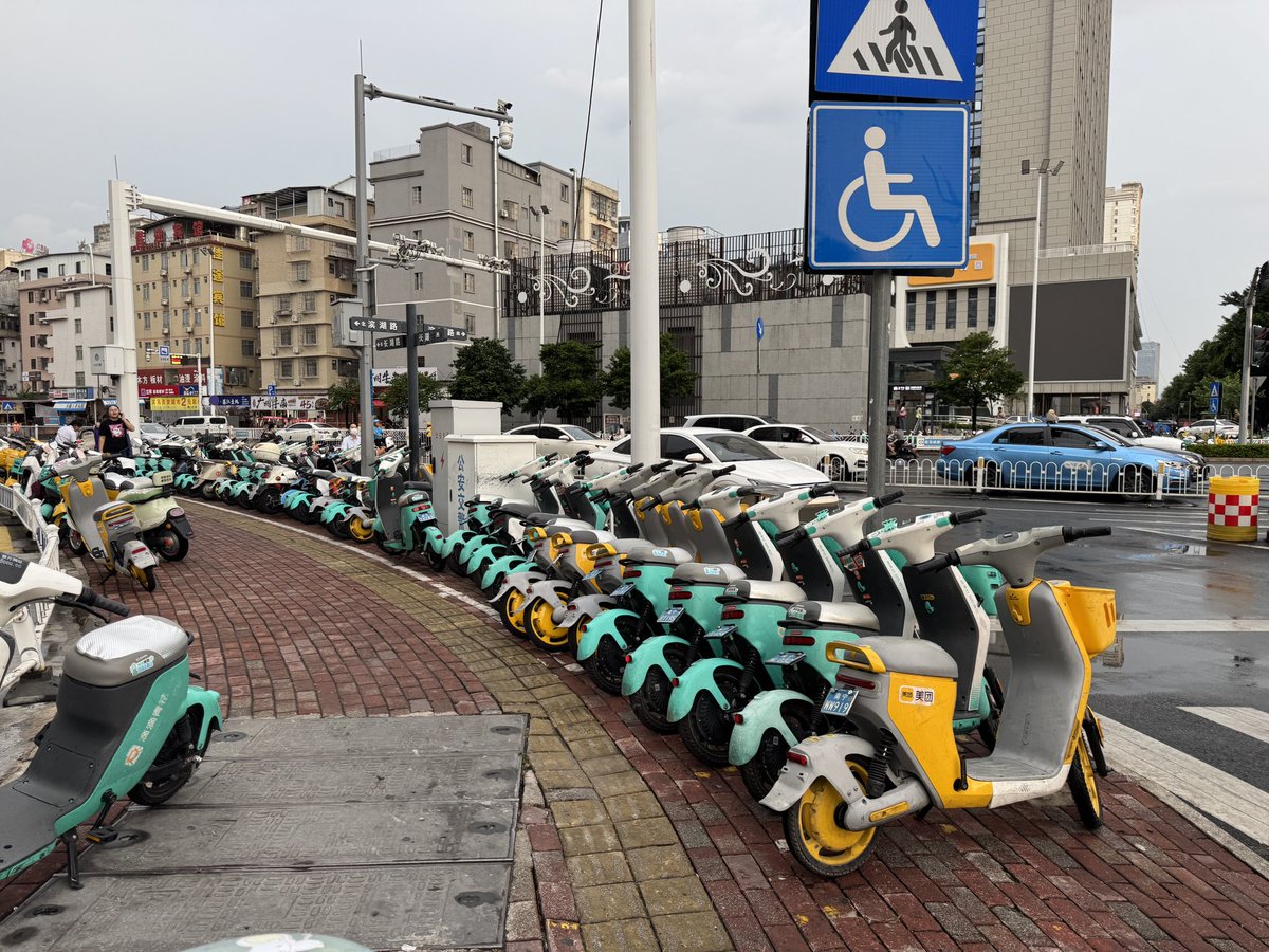 Ch112161's tweet image. 南寧はシェアチャリの上位互換、シェア電動バイクが普及しているので撮り鉄スポット巡りに便利です!
ただし自転車に比べて危険度が高いので要注意。
特に濡れた路面で急ブレーキ急ハンドルをかけると簡単にコケますよ…
#河内南寧2025