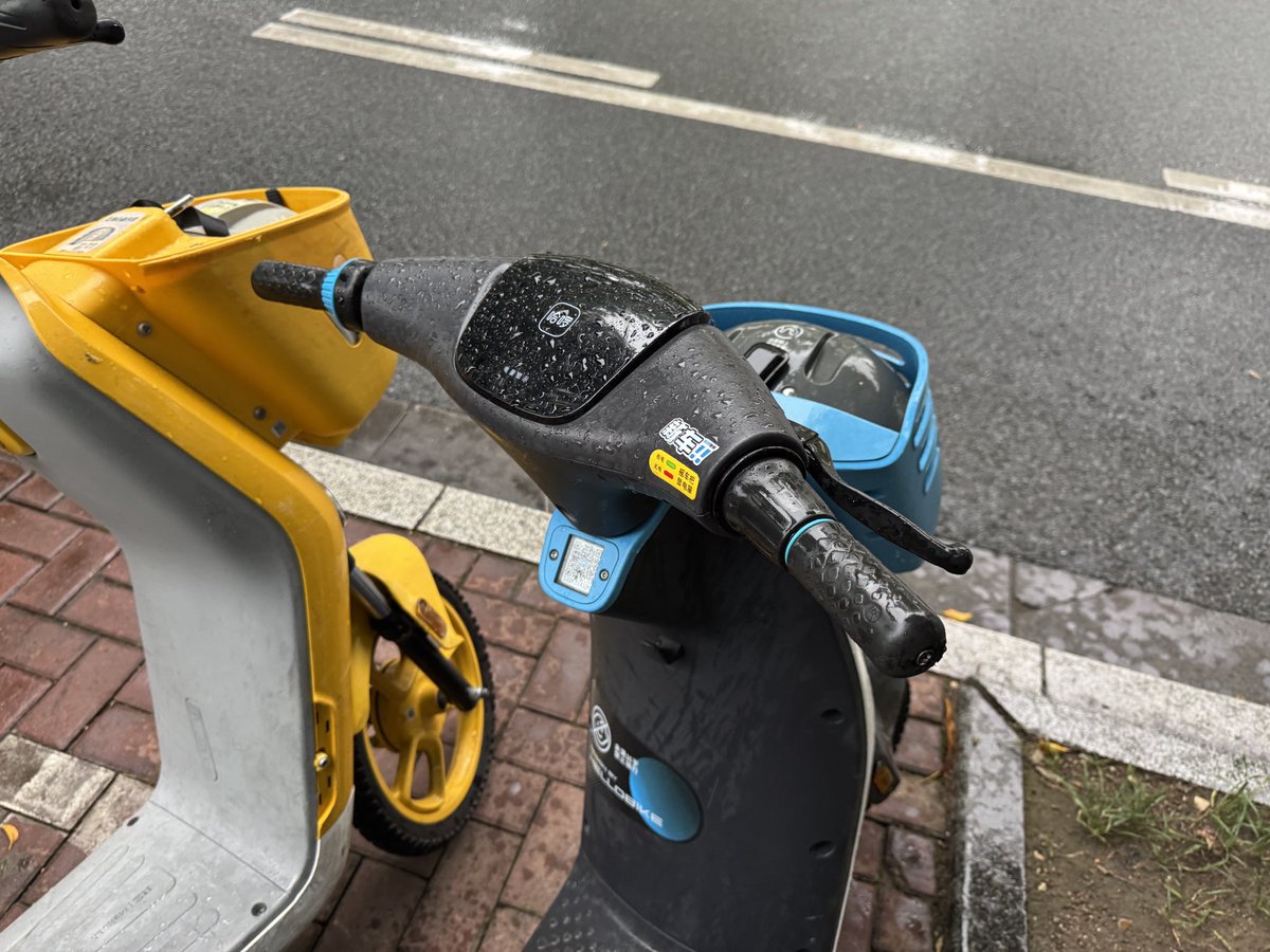 Ch112161's tweet image. 南寧はシェアチャリの上位互換、シェア電動バイクが普及しているので撮り鉄スポット巡りに便利です!
ただし自転車に比べて危険度が高いので要注意。
特に濡れた路面で急ブレーキ急ハンドルをかけると簡単にコケますよ…
#河内南寧2025