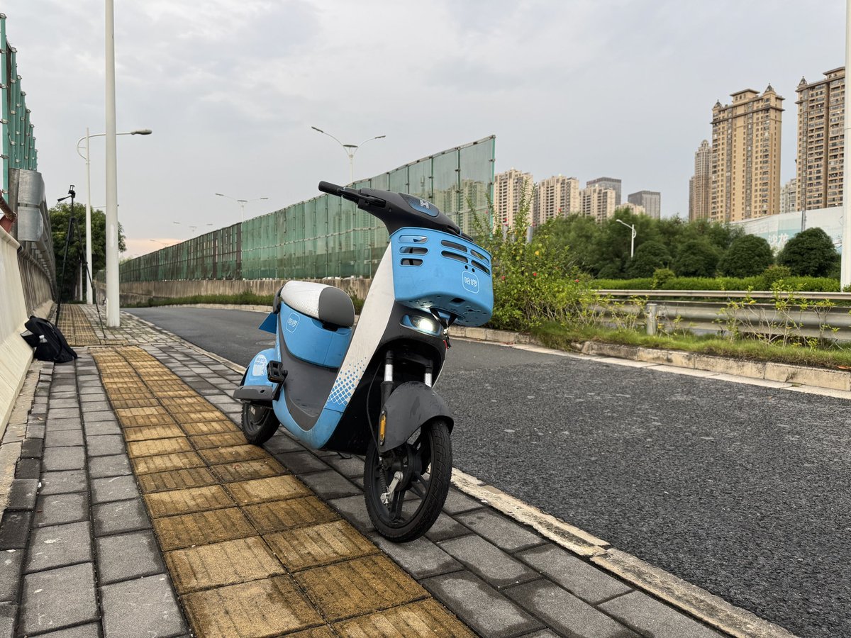 Ch112161's tweet image. 南寧はシェアチャリの上位互換、シェア電動バイクが普及しているので撮り鉄スポット巡りに便利です!
ただし自転車に比べて危険度が高いので要注意。
特に濡れた路面で急ブレーキ急ハンドルをかけると簡単にコケますよ…
#河内南寧2025