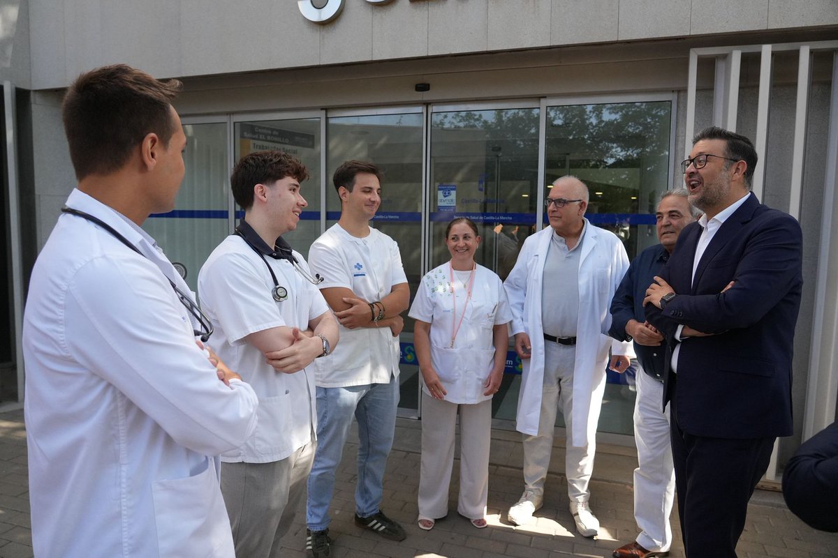 🌄En #ElBonillo, <a href="/DanielSancha/">Daniel SanchaCañadas</a> y el consejero de #Educación han conocido a Fernando👨🏼‍⚕️🏥, estudiante de #Medicina que está realizando prácticas en el #CentroDeSalud gracias al programa de la <a href="/uclm_es/">Universidad de Castilla-La Mancha</a> #UCLMRural que apoyamos desde #Dipualba

Universitari@s contra la #despoblación‼️