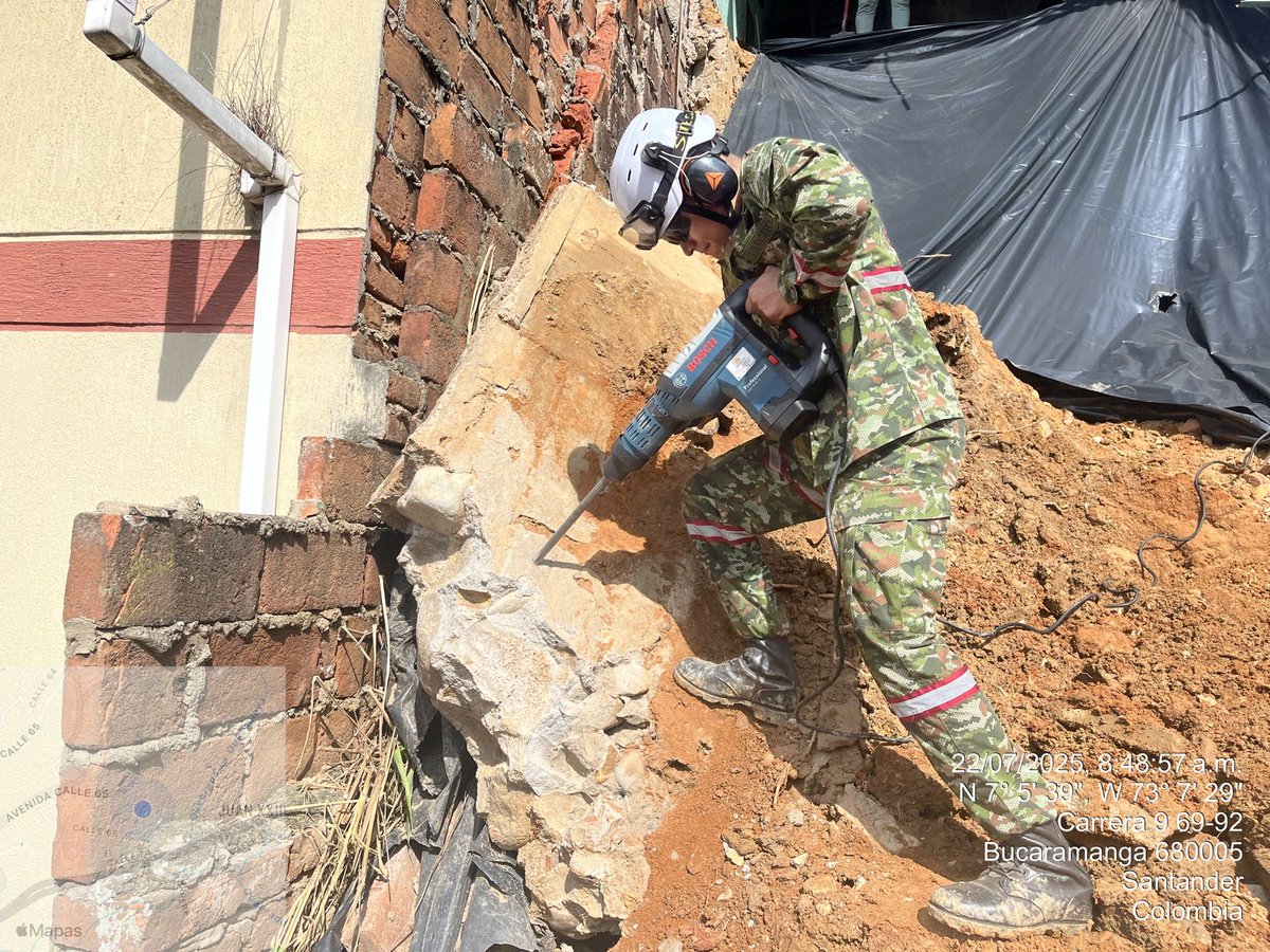 Ingenieros_EJC's tweet image. En el barrio Bucaramanga, en Bucaramanga, #Santander, soldados de la Brigada de Ingenieros de Atención y Prevención de Desastres apoyan a la comunidad con labores de remoción de lodo y escombros contribuyendo a mitigar y prevenir el riesgo de colapso de las viviendas que se…