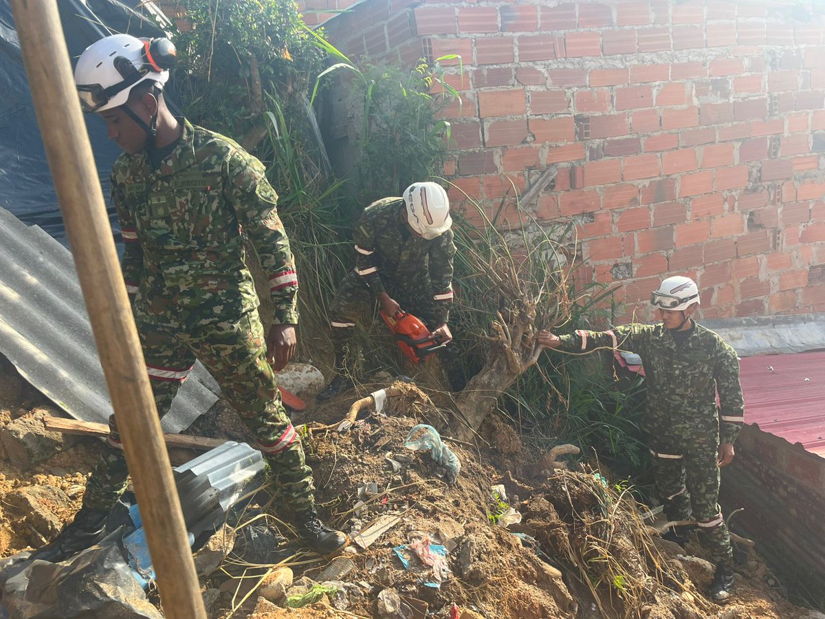 Ingenieros_EJC's tweet image. En el barrio Bucaramanga, en Bucaramanga, #Santander, soldados de la Brigada de Ingenieros de Atención y Prevención de Desastres apoyan a la comunidad con labores de remoción de lodo y escombros contribuyendo a mitigar y prevenir el riesgo de colapso de las viviendas que se…
