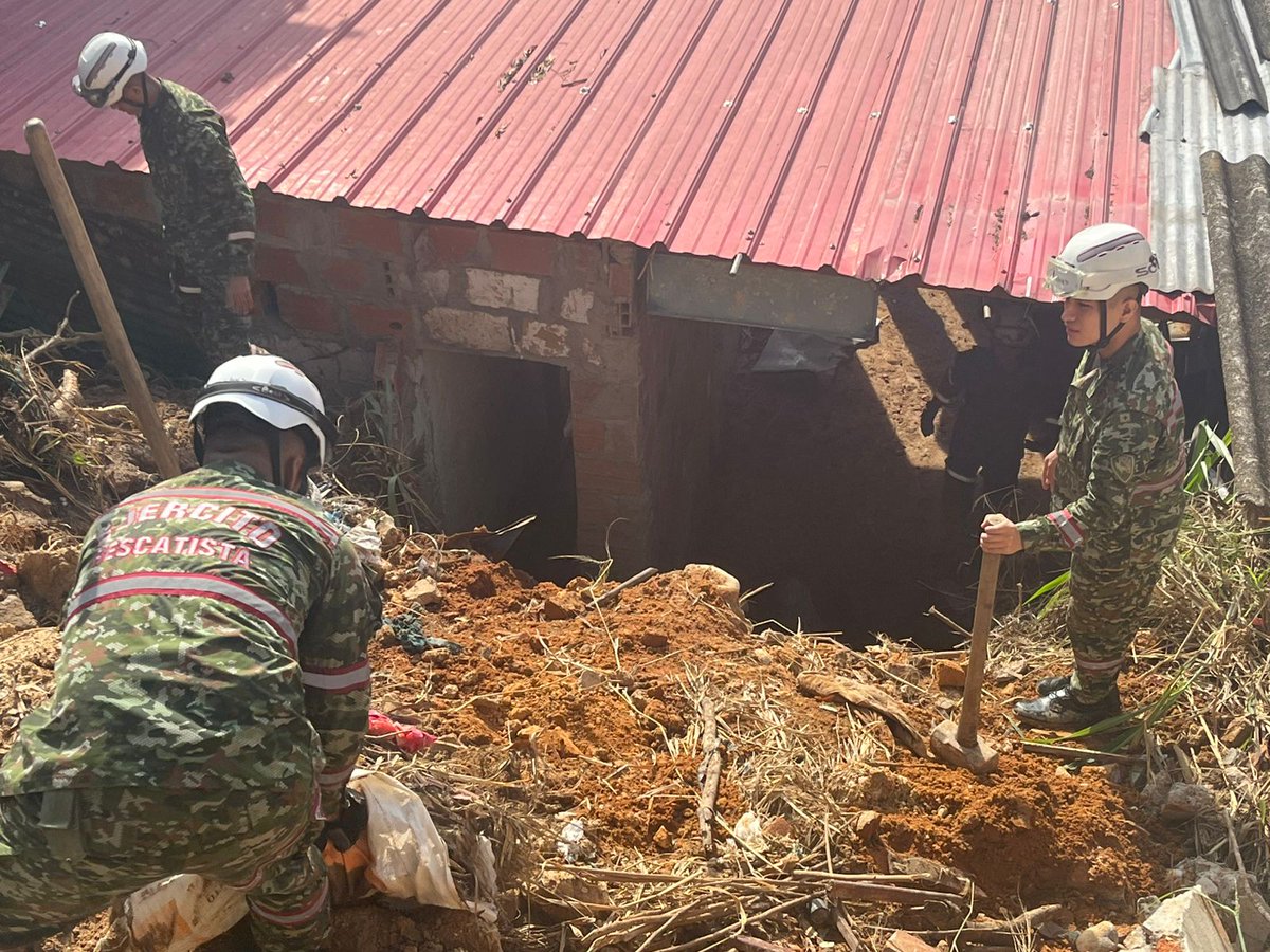 Ingenieros_EJC's tweet image. En el barrio Bucaramanga, en Bucaramanga, #Santander, soldados de la Brigada de Ingenieros de Atención y Prevención de Desastres apoyan a la comunidad con labores de remoción de lodo y escombros contribuyendo a mitigar y prevenir el riesgo de colapso de las viviendas que se…