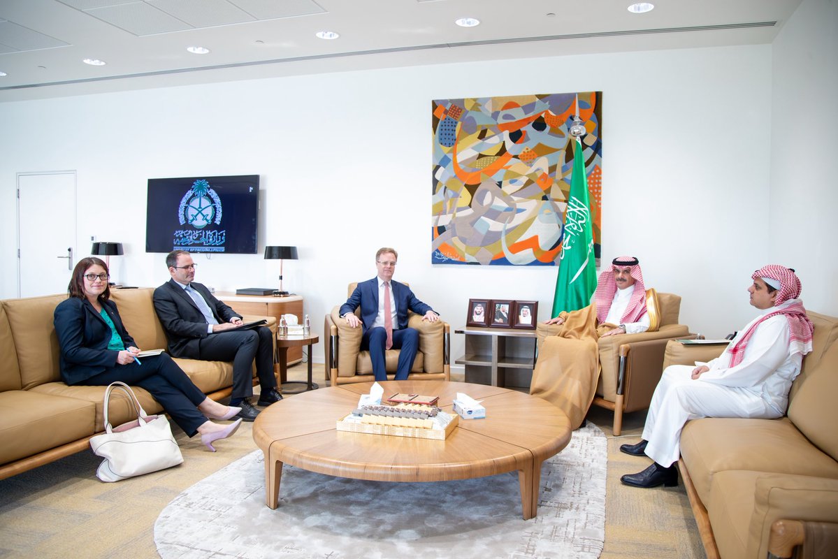 Ministère des Affaires Étrangères 🇸🇦 (@ksamofafra) on Twitter photo #Riyadh | S.E. le Sous-Secrétaire aux Affaires Consulaires, M. Ehab Al-Najjar, a reçu Leurs Excellences, l’Ambassadeur du #Canada auprès du Royaume, M. <a href="/JPLinteau/">JP Linteau</a> 🇸🇦🇨🇦 ; #Riyadh | S.E. le Sous-Secrétaire aux Affaires Consulaires, M. Ehab Al-Najjar, a reçu Leurs Excellences, l’Ambassadeur du #Canada auprès du Royaume, M. <a href="/JPLinteau/">JP Linteau</a> 🇸🇦🇨🇦 ;