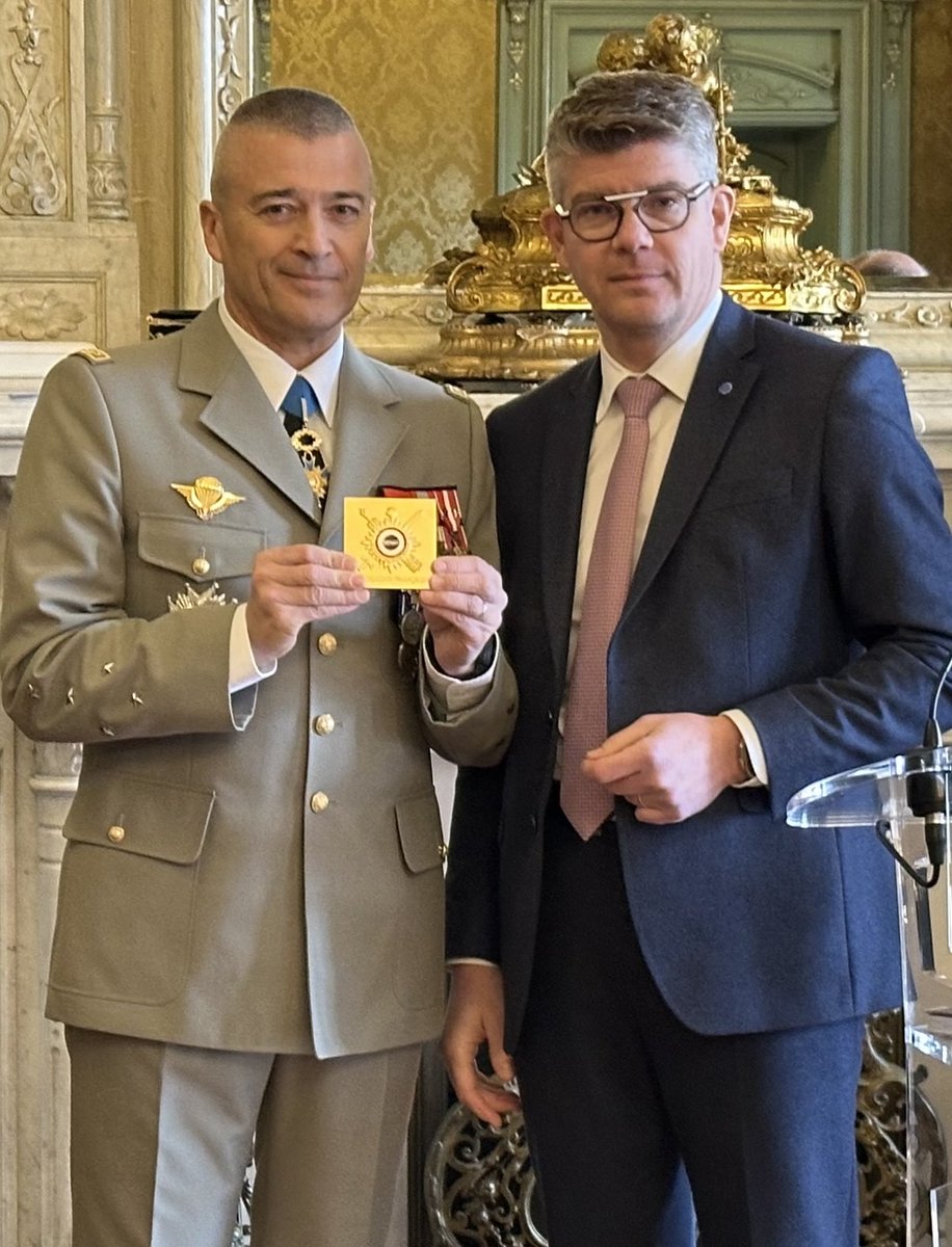Cédric Perrin (@cperrin90) on Twitter photo Le général Burkhard <a href="/CEMA_FR/">Chef d'état-major des armées</a> quitte ses fonctions après un commandement exemplaire dans une période complexe. Stratège visionnaire, il aura marqué une génération de militaires et de responsables politique. Merci pour votre engagement au service de la France. 🇫🇷 #Défense #Hommage Le général Burkhard <a href="/CEMA_FR/">Chef d'état-major des armées</a> quitte ses fonctions après un commandement exemplaire dans une période complexe. Stratège visionnaire, il aura marqué une génération de militaires et de responsables politique. Merci pour votre engagement au service de la France. 🇫🇷 #Défense #Hommage