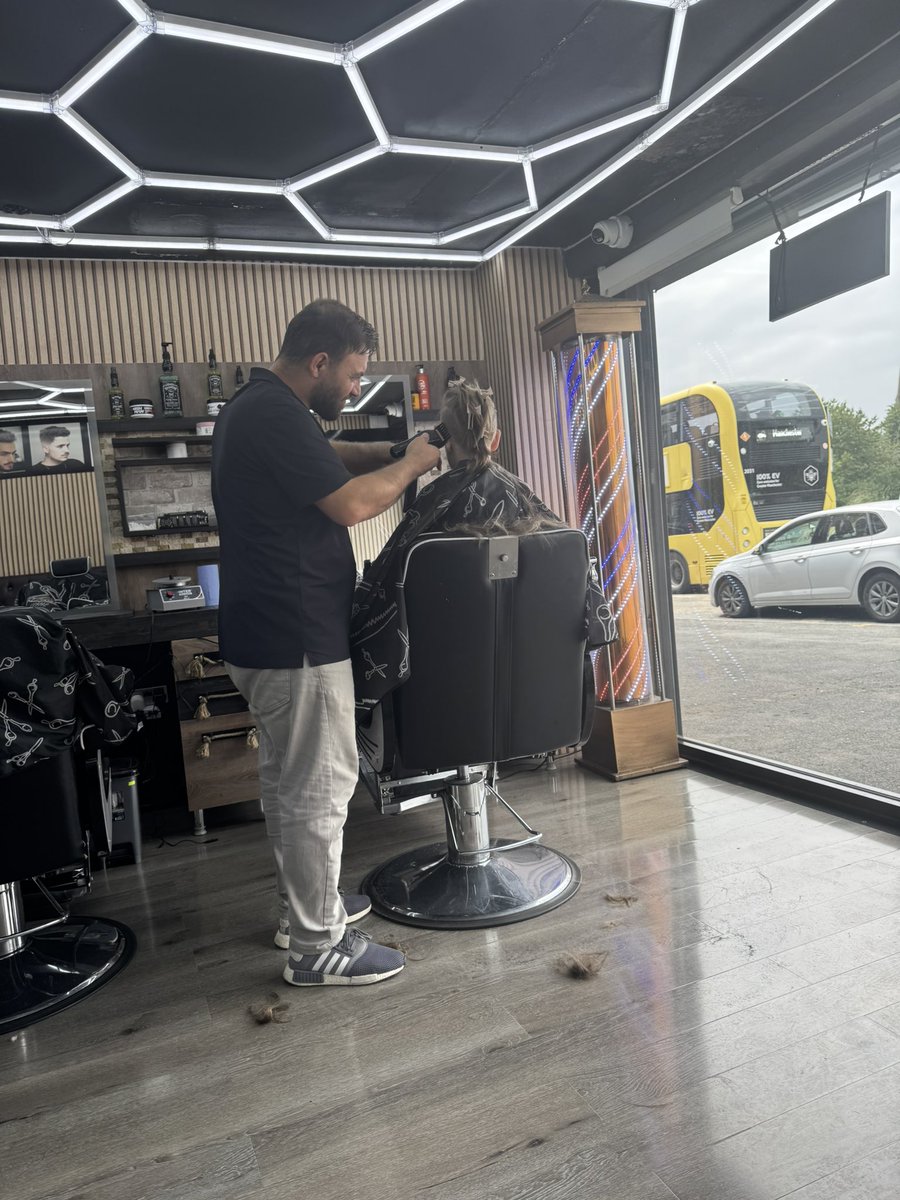 petesunitedPOV's tweet image. So I told the oldest he could have his hair however he wants for the 6 weeks holidays
Without a blink he said massive Red Mohawk
So that’s what he got
I think it’s mint
He said he wanted it red because of United so of course that got an instant yes 😭😭
#GlazersOut