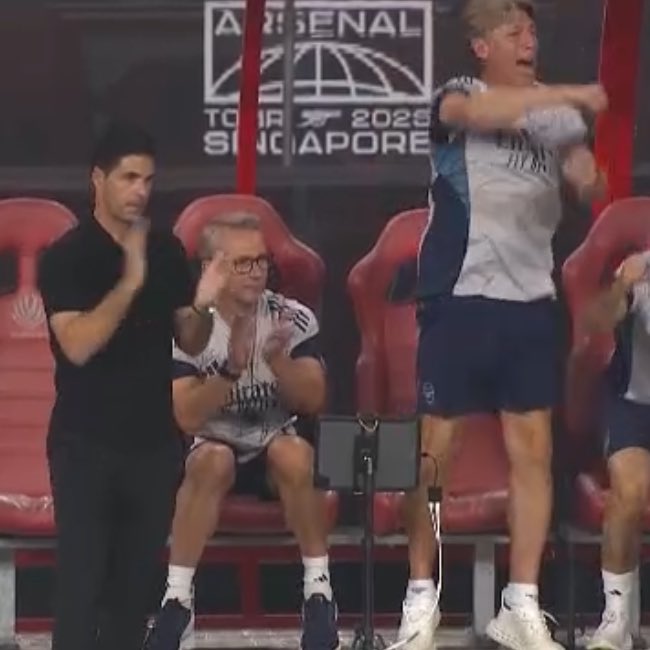 DailyAFC's tweet image. 📸 Gabriel Heinze’s reaction to Bukayo Saka’s winner, and the first goal while he is at the club. 👏