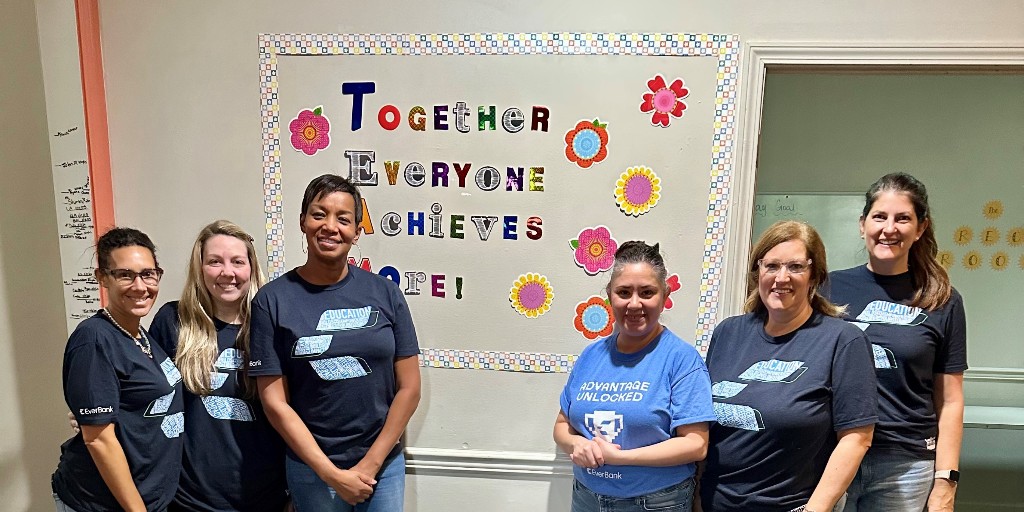 EverBank's tweet image. Our Charlotte #EverBankBuilds volunteers partnered with Alexander Youth Network to lend a helping hand and a little creativity. 🧹🎨
Volunteers rolled up their sleeves to clean out a storage closet and design uplifting bullet boards to encourage the students.
*Member FDIC