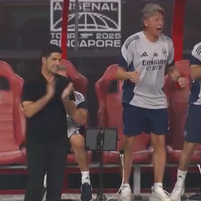 DailyAFC's tweet image. 📸 Gabriel Heinze’s reaction to Bukayo Saka’s winner, and the first goal while he is at the club. 👏