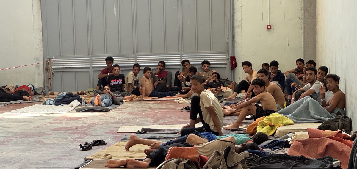isabelschayani's tweet image. Hier Urlaub, Entspannung, Sommerurlaub.
Da, auf derselben Insel #Kreta abgeschirmt in einer Halle harren jene aus Ägypten,Sudan,Bangladesch aus, die aus #Libyen mit dem Boot den Weg in die EU überlebt haben.
Gegensätzlicher kann ich mir Leben so dicht beieinander kaum vorstellen