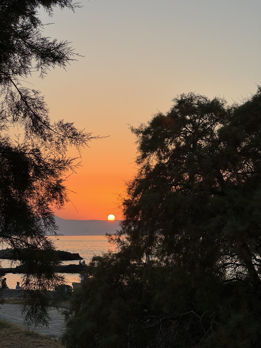 isabelschayani's tweet image. Hier Urlaub, Entspannung, Sommerurlaub.
Da, auf derselben Insel #Kreta abgeschirmt in einer Halle harren jene aus Ägypten,Sudan,Bangladesch aus, die aus #Libyen mit dem Boot den Weg in die EU überlebt haben.
Gegensätzlicher kann ich mir Leben so dicht beieinander kaum vorstellen