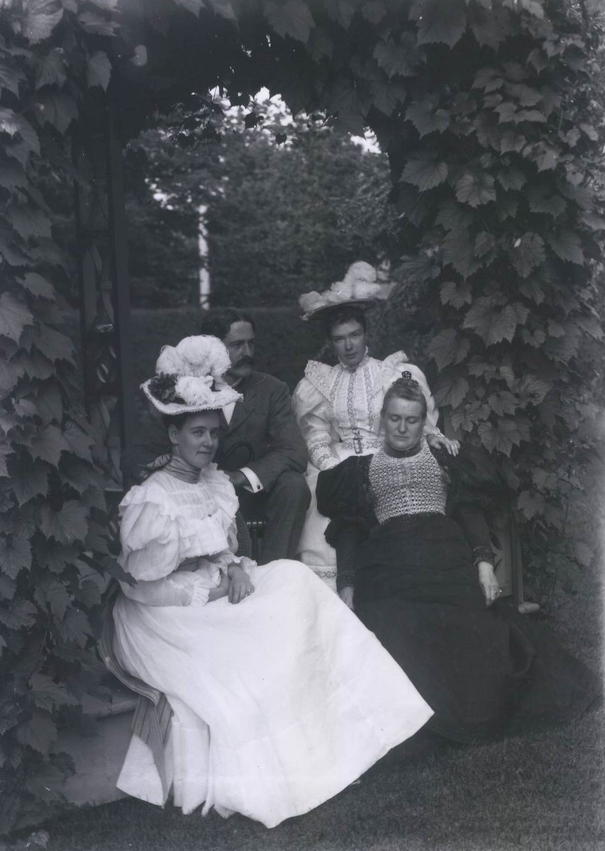 It's #WayBackWednesday! Take a look at this cool image of Milly and Lucy (on the right) and their friends enjoying an afternoon on the porch. 

#LdnOnt #Museum