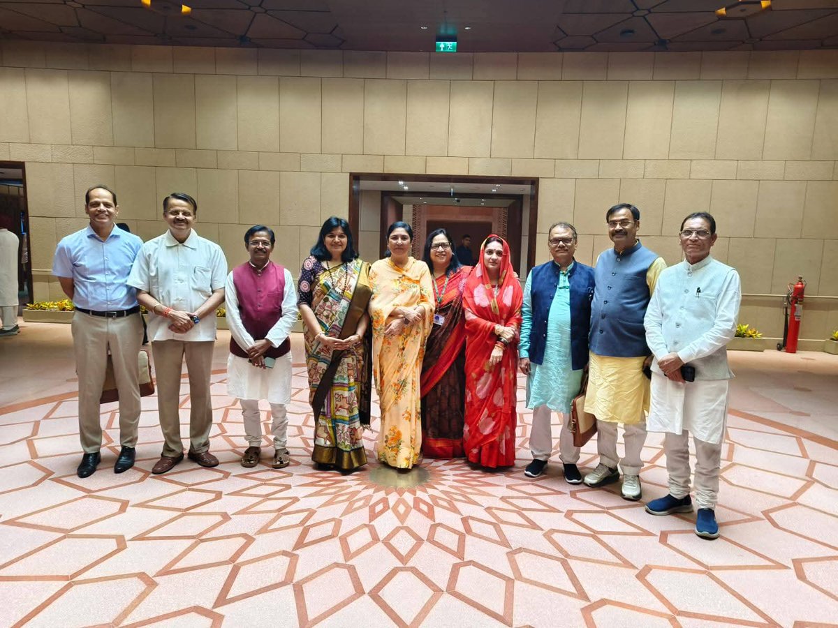 ମୌସୁମୀ ଅଧିବେଶନର ତୃତୀୟ ଦିନରେ ସାଥୀ ସାଂସଦମାନଙ୍କ ସହ ସମୟ ଅତିବାହିତର ଏକ ବିଶେଷ ମୁହୂର୍ତ୍ତରେ।