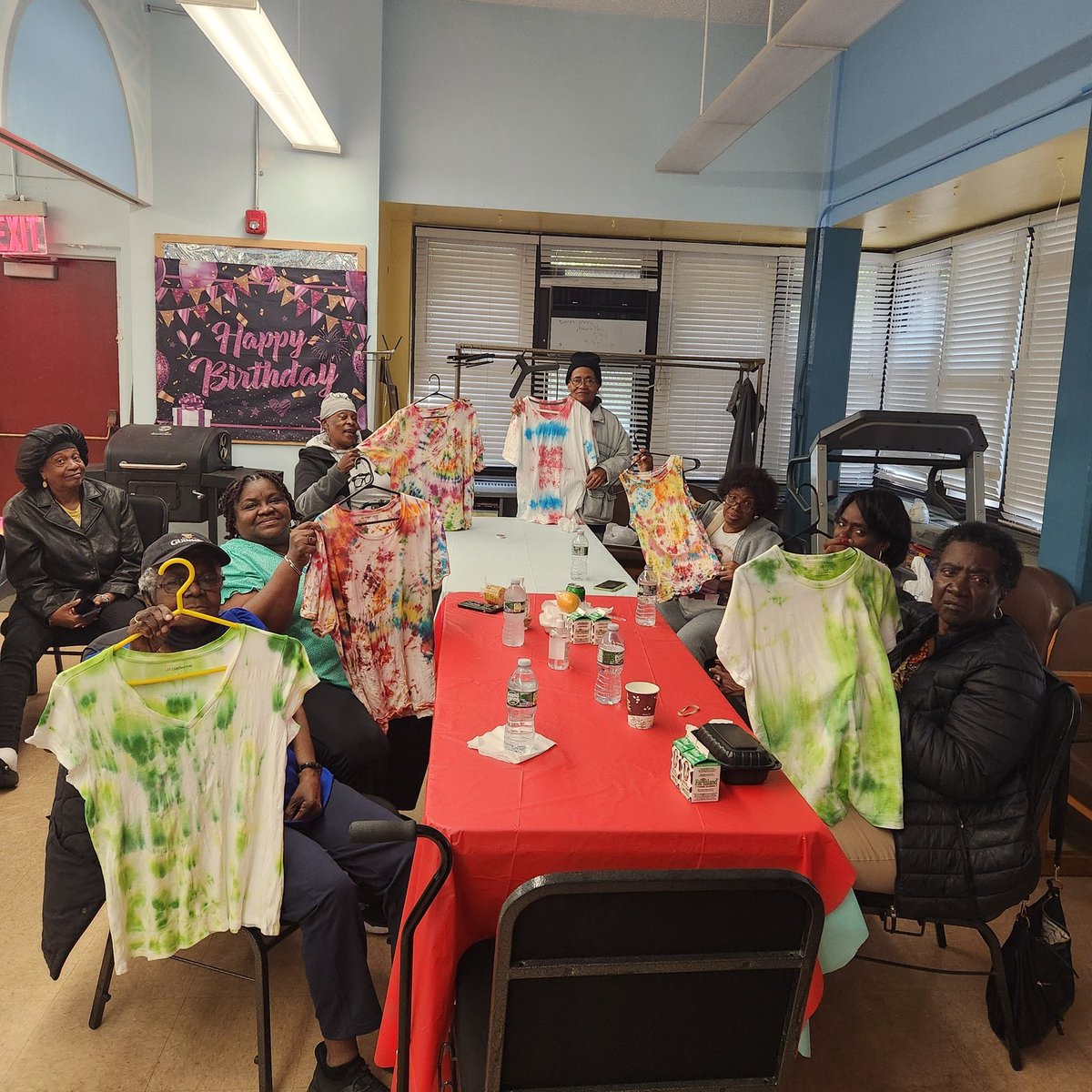 NYCAging's tweet image. 🧶🎨 Creativity, connection, and color come alive at the Brownsville Older Adult Center. From tie-dye to community art, older adults explore talents, share their stories, and celebrate individuality through hands-on art and joyful gatherings.