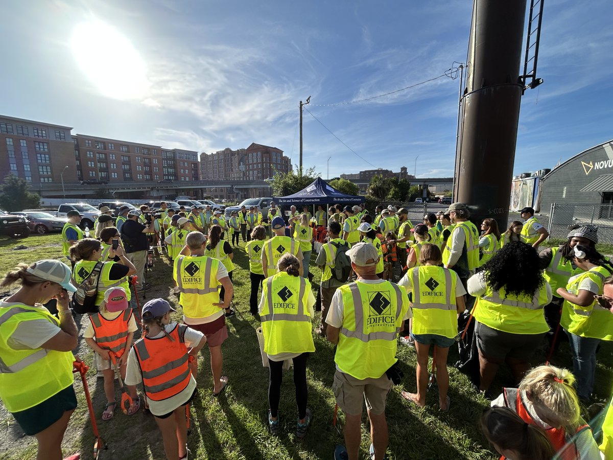 Our Lowline cleanup event was a great way to kick off this exciting park project while giving back. More than 100 volunteers from the Charleston community joined us, including Special Advisor to the Mayor, Josh Martin, and Councilmember, Robert Mitchell. We love the enthusiasm!