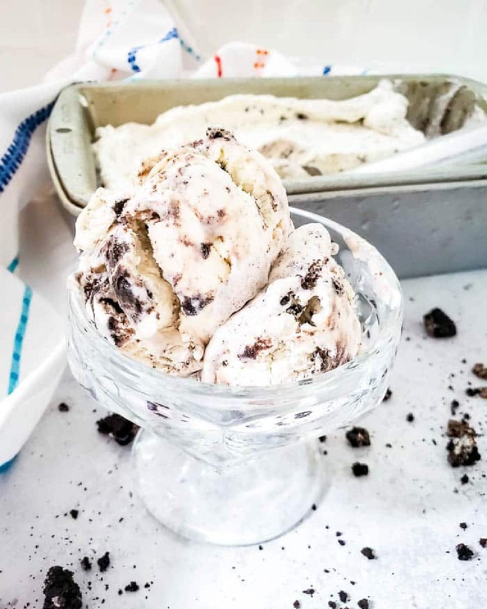 Happy National VANILLA ICE CREAM Day! 🍨 OK. Ok. I like my Vanilla Ice Cream with Oreos! 🍪 Want only Vanilla Ice Cream?🍦Leave out the Oreos, or just send them to me! 🤣 
RECIPE: 👉flavormosaic.com/cookies-and-cr…