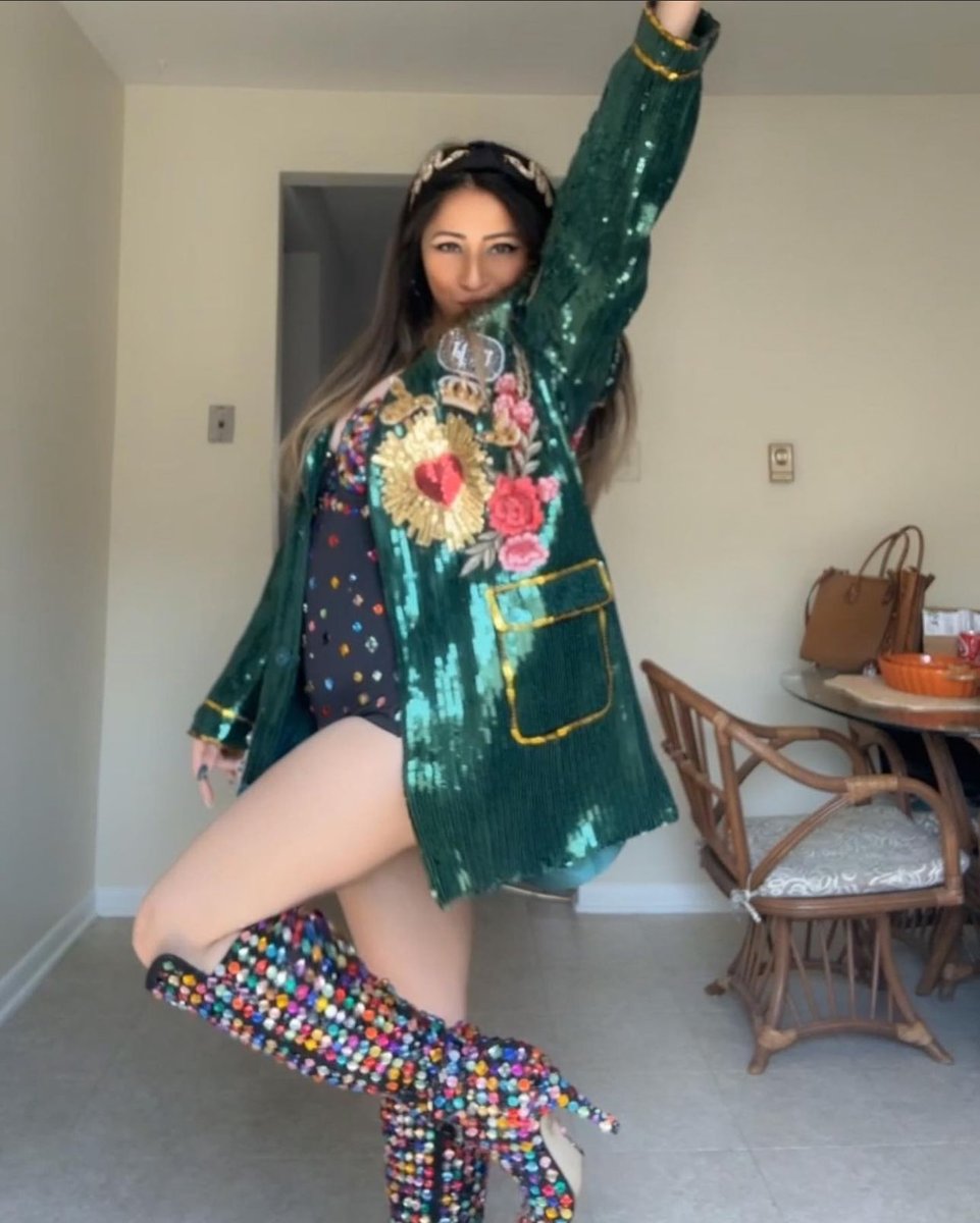 lolewis_'s tweet image. Who is going to tell her Reputation is home!???????? @taylornation13  @taylorswift #reputationtaylorsversion #ReputationEraTSTheErasTour