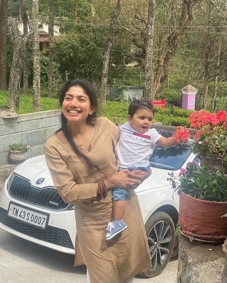filmfare's tweet image. #SaiPallavi’s latest photo dump is all things calm, candid, and beautiful.🌻🩷
#Celebs