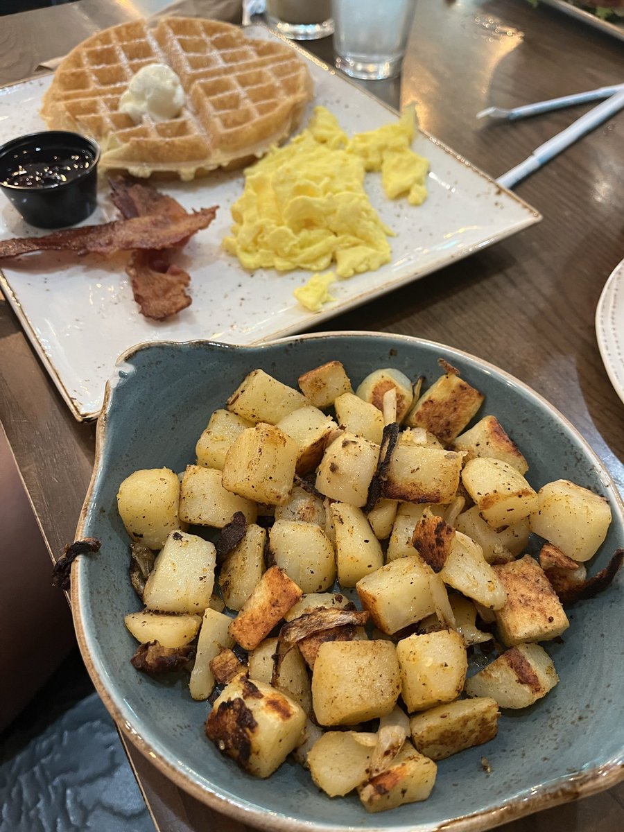 Iteach2ndgrade1's tweet image. Good morning my teacher and non-teacher pals! Happy Wednesday 🍎🩷 Let’s see some yummy breakfast pictures from your camera roll! #breakfast #Wednesdayvibe