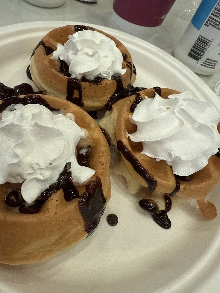Iteach2ndgrade1's tweet image. Good morning my teacher and non-teacher pals! Happy Wednesday 🍎🩷 Let’s see some yummy breakfast pictures from your camera roll! #breakfast #Wednesdayvibe