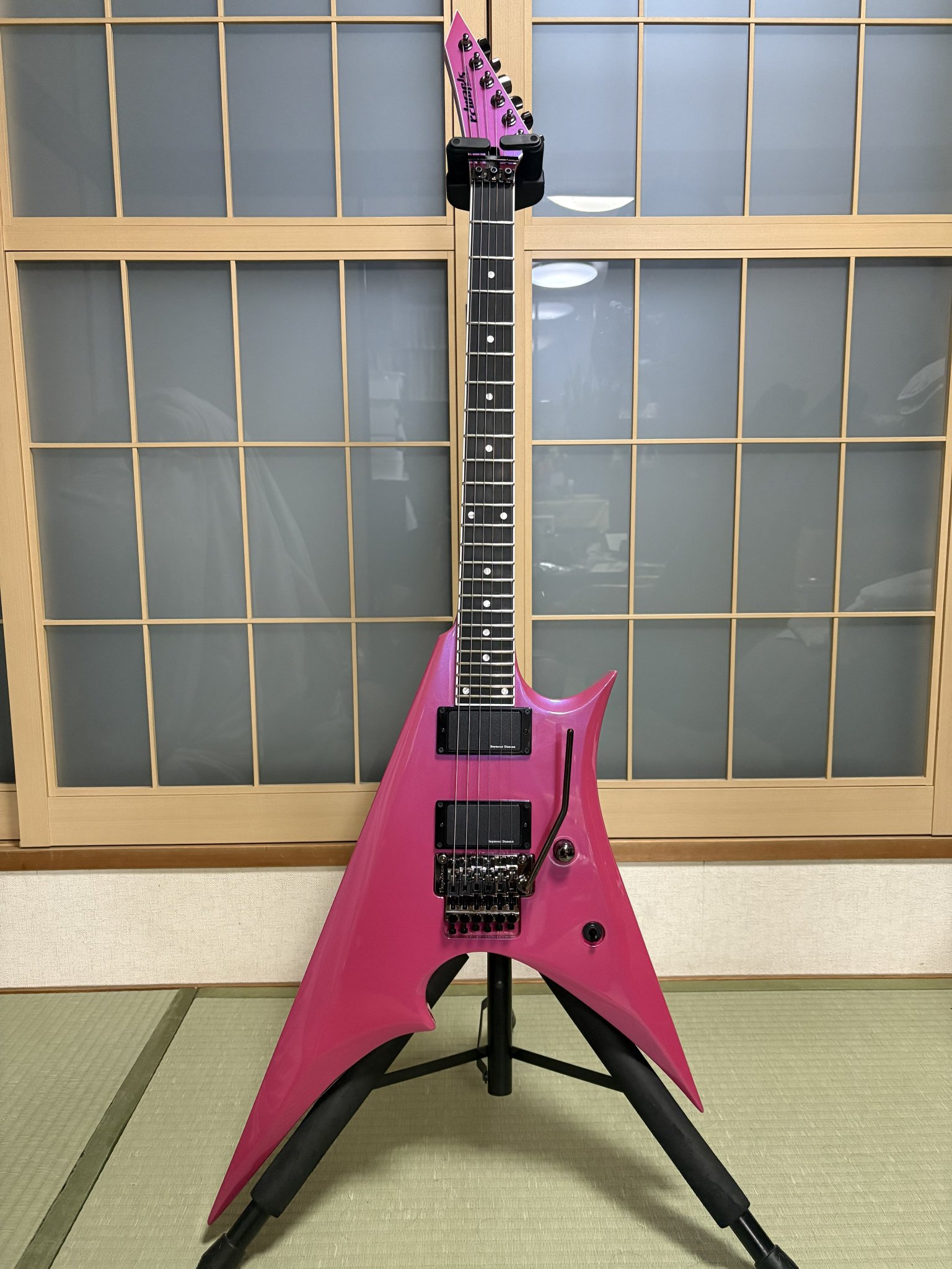 どこかで見たような模様のギター HeadwayHF-TSUKIMIYOZAKURA KWH-GRD《ヨメトオレ「ヨメちゃん