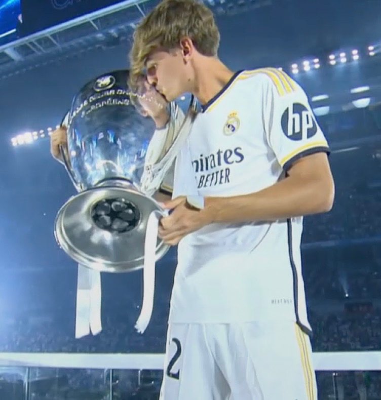 Senyyo's tweet image. Uefa Champions League
PEDRI NICO PAZ
1 Goal 1 Goal
0 Trophies 2 trophies
5 seasons 1 season
28 matches 2 matches