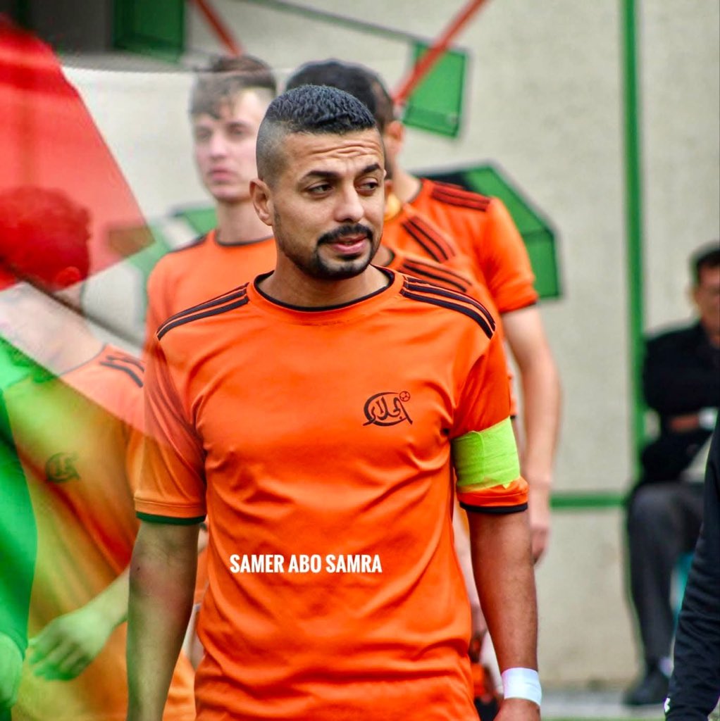 Qadeyah1's tweet image. ارتقاء الكابتن إسماعيل أبو دان "أبو يوسف" لاعب أندية التفاح والجلاء والشاطئ والصداقة والزيتون والنصيرات سابقًا، بعد إصابته بنيران الاحتلال أثناء محاولته الحصول على الطعام لأطفاله.