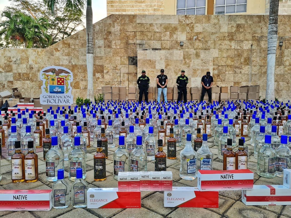 FNDCol's tweet image. ¡La lucha #TodosContraElContrabando avanza en Bolívar! 🚫Gracias al trabajo articulado entre la @GobDeBolivar, la @PoliciaColombia y la @PoliciaAduanera, fueron incautadas más de 1.000 botellas de licor y miles de #CigarrillosIlegales en operativos realizados en Calamar y San…