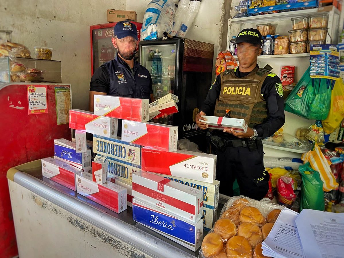 FNDCol's tweet image. ¡La lucha #TodosContraElContrabando avanza en Bolívar! 🚫Gracias al trabajo articulado entre la @GobDeBolivar, la @PoliciaColombia y la @PoliciaAduanera, fueron incautadas más de 1.000 botellas de licor y miles de #CigarrillosIlegales en operativos realizados en Calamar y San…