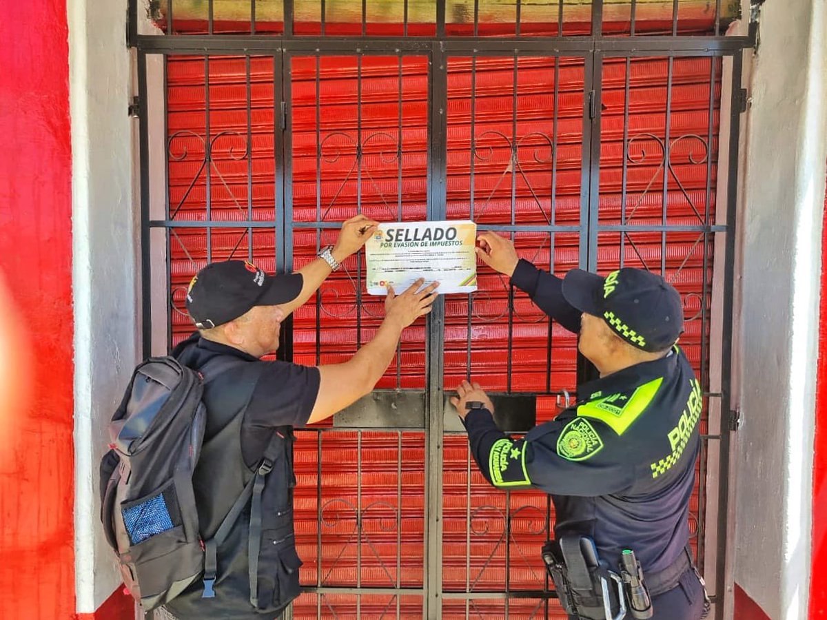 FNDCol's tweet image. ¡La lucha #TodosContraElContrabando avanza en Bolívar! 🚫Gracias al trabajo articulado entre la @GobDeBolivar, la @PoliciaColombia y la @PoliciaAduanera, fueron incautadas más de 1.000 botellas de licor y miles de #CigarrillosIlegales en operativos realizados en Calamar y San…
