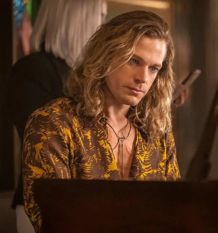 fermalvo's tweet image. he looks like he lives in the forest and writes songs about being one with nature and learns secrets from deers and birds