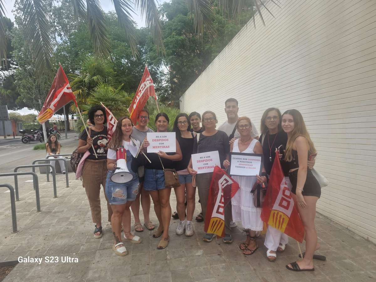 Avui ens em concentrat a les portes del nostre centre de treball, per defensar i reclamar pels nostres drets laborals 👉🔊🔊🔊prou acomiadaments!!!⚠️els diners públics no són per deixar a les professionals al carrer 😡