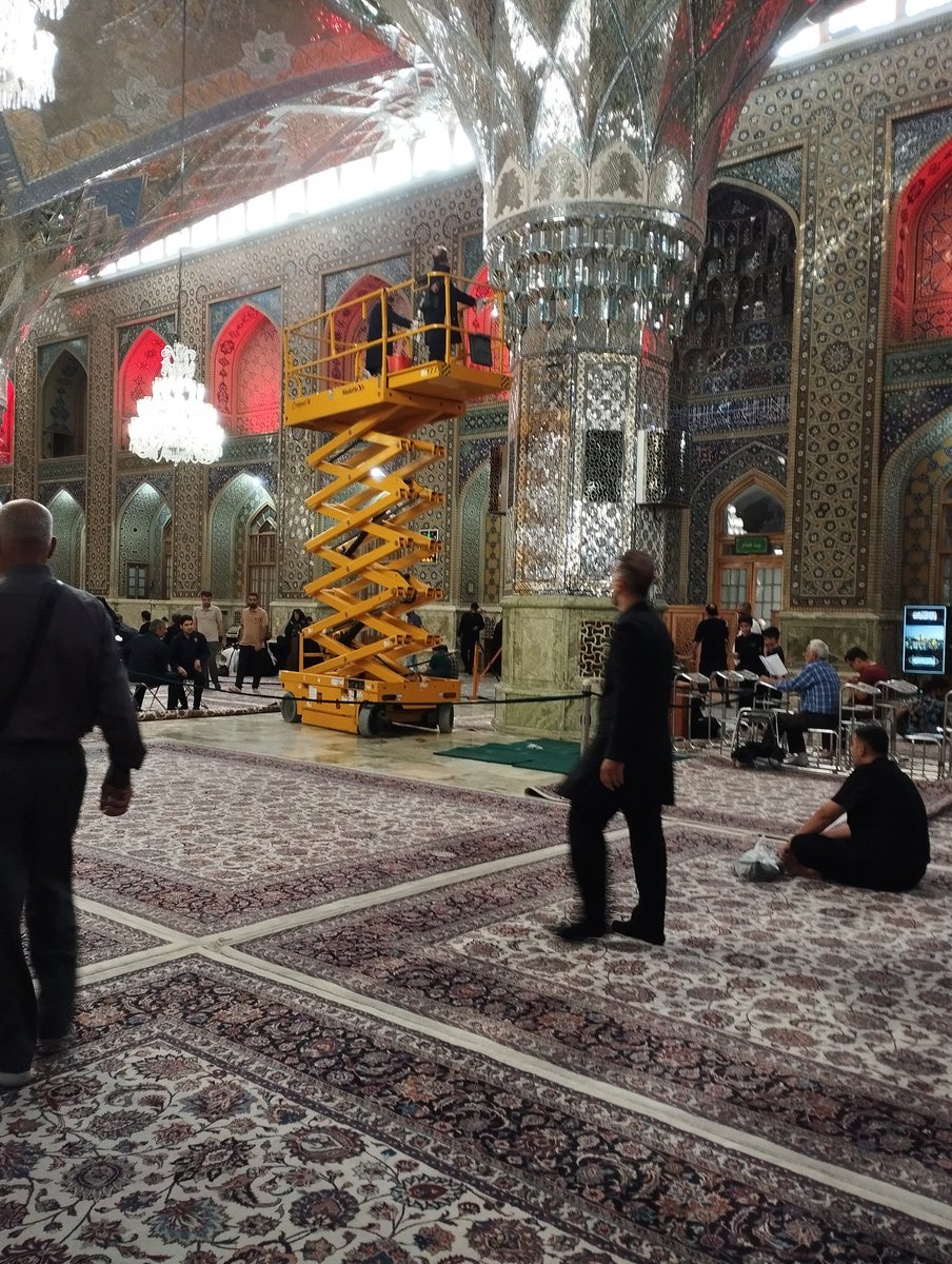 DhqanZynb45758's tweet image. امروز گوشهی حرم نشسته بودم، نگاهم افتاد به خادمی که با بالابر داشت آینهها رو تمیز میکرد.
اینجا حتی تمیزکاری هم یه جور عبادته..
یکی با جاروی کوچیک، یکی با صلوات، یکی با دلش خدمت میکنه.
تو این خونه، همه با عشق میدرخشن..مثل خود آینهها، مثل خود آقا امام رضا علیهالسلام 🕊✨