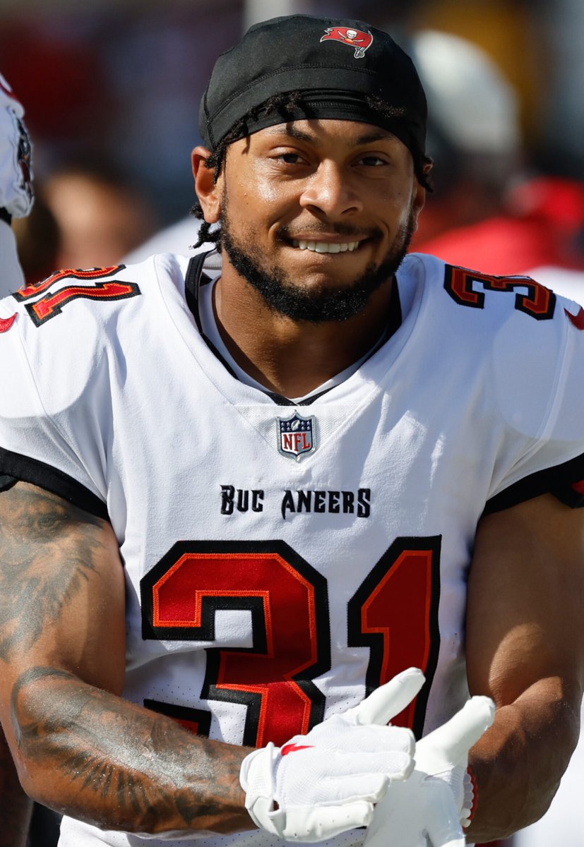 LogansTwitty's tweet image. Antoine Winfield makes an incredible interception on the sideline with Zyon McCollum tipping the ball in coverage on Mike Evans. Winfield kept two feet in to complete the INT.
Winfield on the NEXT play intercepts Baker Mayfield again biting on Mike Evans’ route.
Have a day…