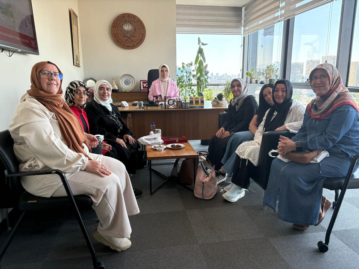 Platform Başkanımız Şerife KAYA ve beraberindeki Ankara, Eskişehir ve Konya Platform Temsilcilerimiz 28 Şubat Mağdurları için KOMİSYON kurulması çalışmaları doğrultusunda Memur-Sen Konfederasyonu Genel Merkez Kadın Komisyonu Başkanımız Sayın Sıdıka AYDIN'ı ziyaret ederek KOMİSYON