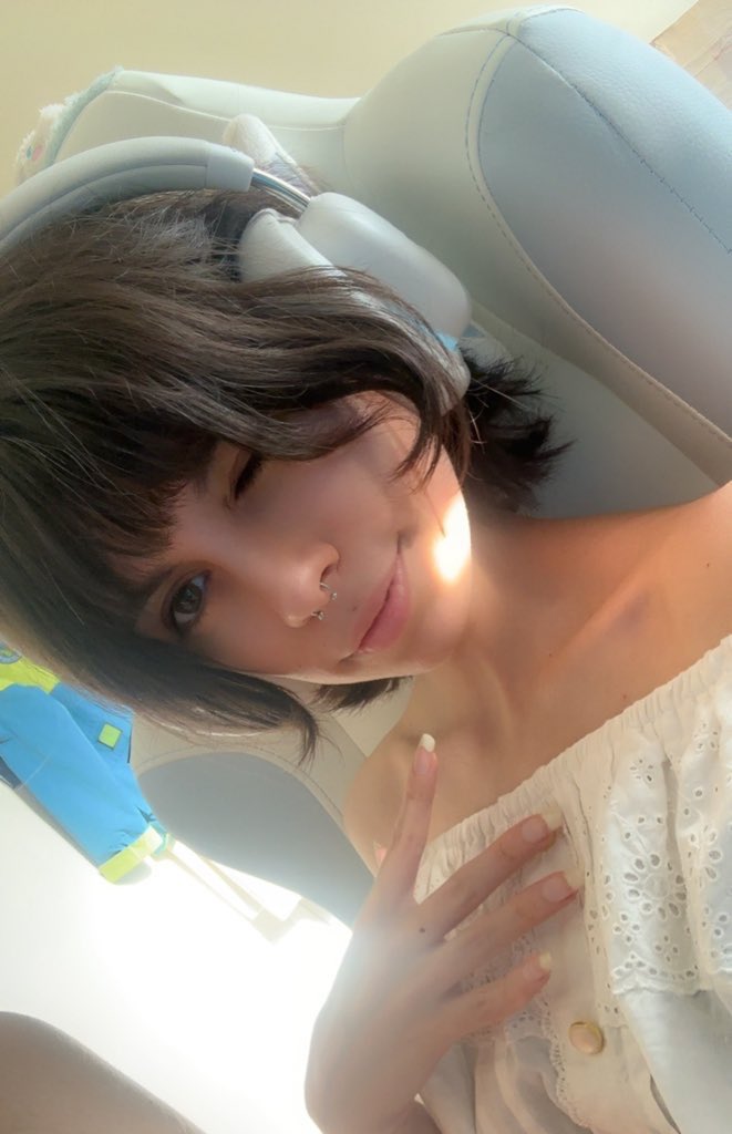 I did not expect my tweet to blow up, so lemme introduce myself!

Hai! I’m Whiskers but you can call me Nuri! I’m a hybrid succubus shark vtuber and cosplayer! I’m from England and yes I have the accent :3! It’s so nice to meet all you new people >w<