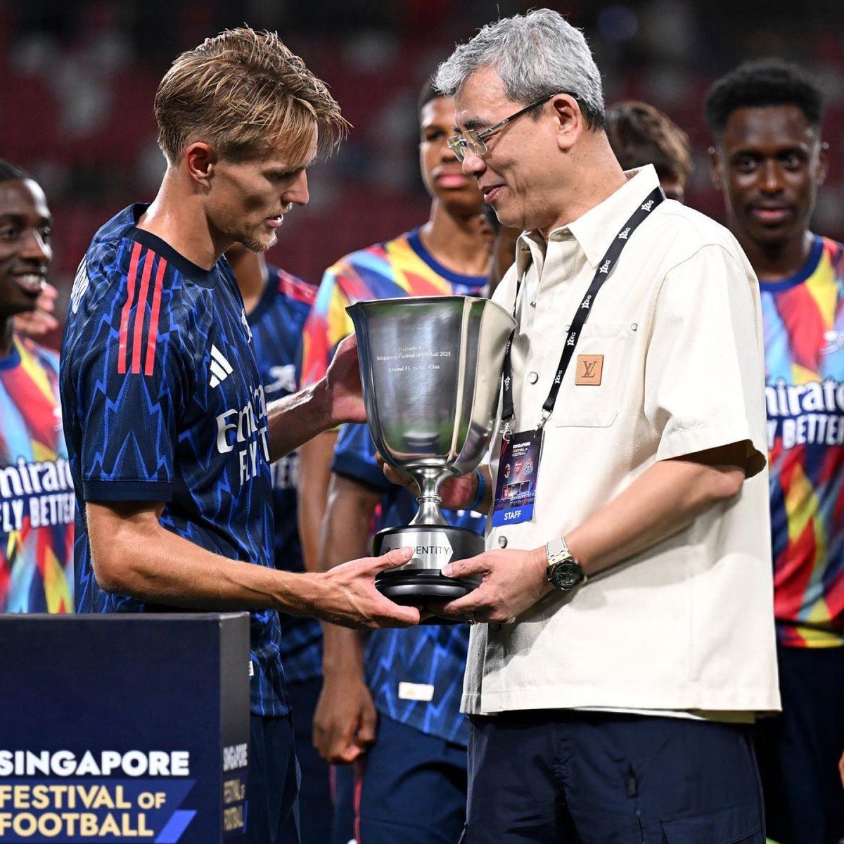 DailyAFC's tweet image. 📸 Arsenal captain, Martin Ødegaard being handed the Tridentity Cup, after beating AC Milan in the pre-season tour opener. 🏆