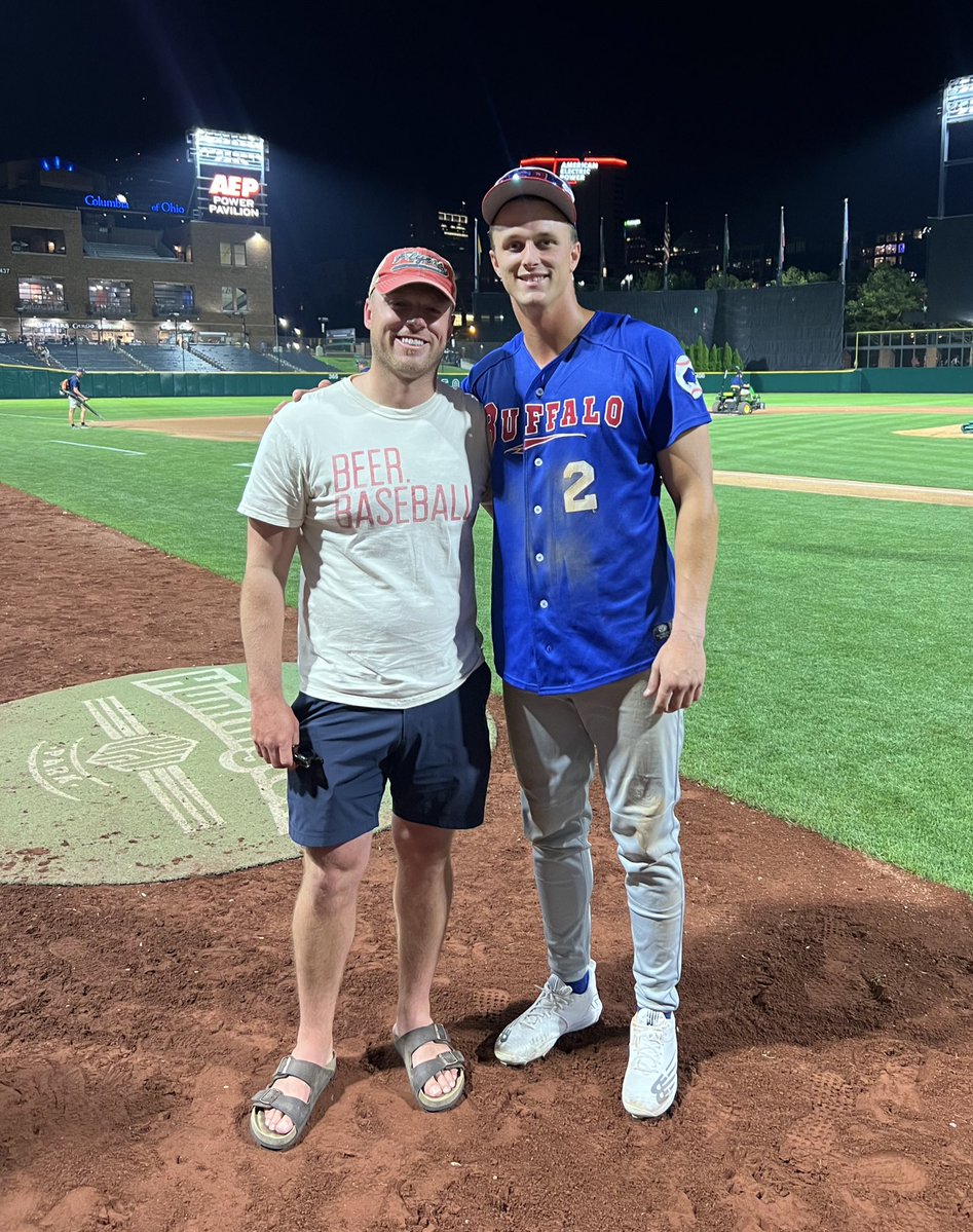 DaytonBaseball's tweet image. #FlyBoys forever ✈️

Connor Echols (‘19) and Riley Tirotta (‘21) after watching Riley and the @BuffaloBisons take down the Columbus Clippers on Tuesday night. Riley went 1-3 with a walk and RBI in the win. 

#FlyBoys // #GoFlyers
