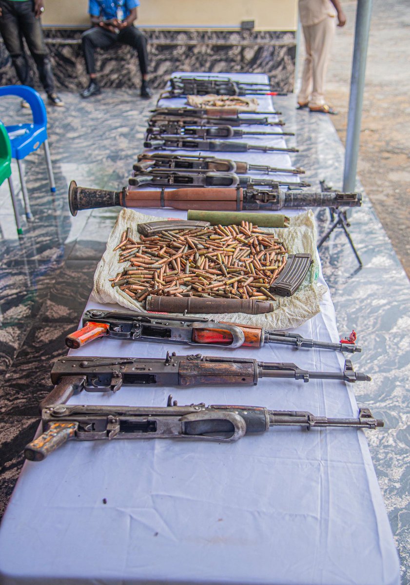 PoliceNG's tweet image. PRESS RELEASE
BENUE KILLINGS: POLICE ARREST ADDITIONAL GUN RUNNERS, RECOVER 2 GPMG, 12 AK47 RIFLES, 2222 ROUNDS OF LIVE AMMUNITION
In furtherance of Police investigation on the deadly attacks by bandits on communities in Benue State, Police operatives have again successfully…