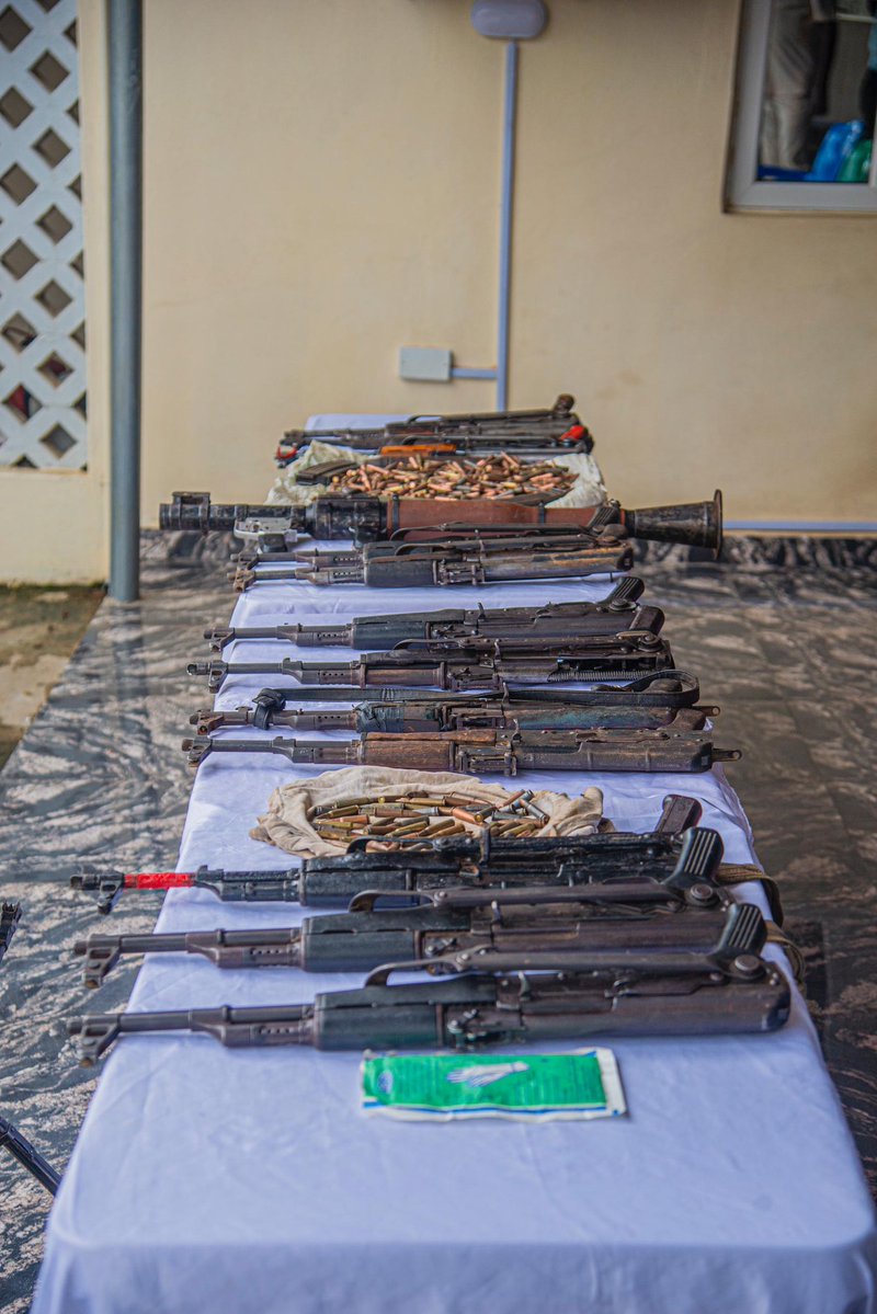 PoliceNG's tweet image. PRESS RELEASE
BENUE KILLINGS: POLICE ARREST ADDITIONAL GUN RUNNERS, RECOVER 2 GPMG, 12 AK47 RIFLES, 2222 ROUNDS OF LIVE AMMUNITION
In furtherance of Police investigation on the deadly attacks by bandits on communities in Benue State, Police operatives have again successfully…