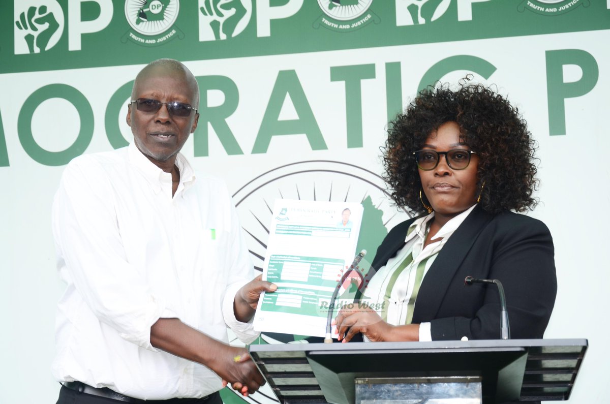 Beatrice Nambi Mao, omukazi wa Purezidenti wa DP, Nobert Mao yayihayo empapura z’okworeka ekiteekateeko kye ky’okwesimba ahantebe y’obwa meeya bwa Kampala aha kakongi k’ekigombe eki.

#WestUpdates

📷: Isaac Nuwagaba

1/2