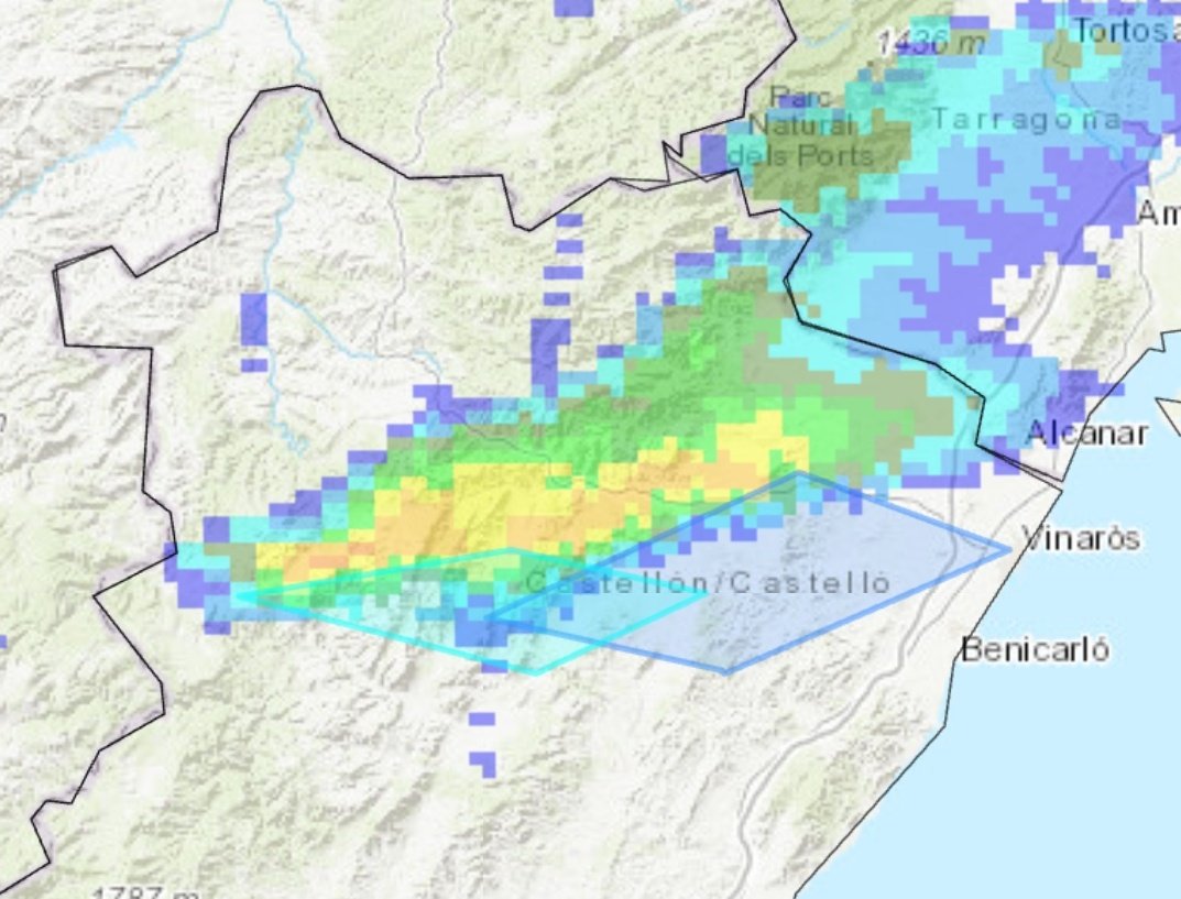 Se forma una nueva tormenta al Oeste, algo mas intensa

👉🏻La primera supercelula se "estira" pasando a ser más lineal, pudiendo dejar viento mas fuerte

🔺️Continua el riesgo de granizo grande (especialmente en la tormenta del Oeste) y fuerte aparato eléctrico

Los poligonos