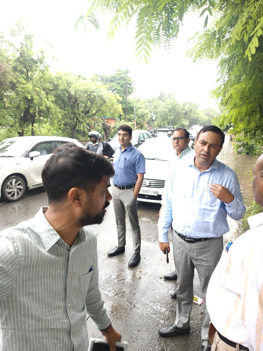 noida_authority's tweet image. आज दिनांक 23.07.2025 को अत्यधिक वर्षा के बाद अपर मुख्य कार्यपालक अधिकारी श्री संजय कुमार खत्री जी के द्वारा सैक्टर-55, 56, 57, 58, 60, 62 एवं 63 तक के जलभराव स्थलों का निरीक्षण किया गया। इस निरीक्षण में जनस्वास्थ्य व सिविल विभाग के वरिष्ठ अधिकारीगण मौजूद रहे। निरीक्षण के दौरान…