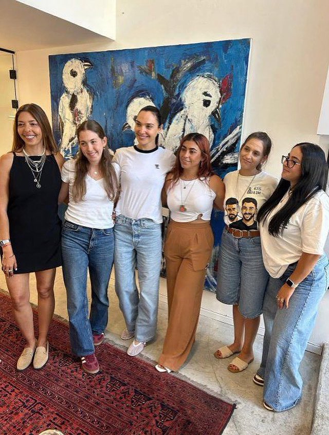 RozRothstein's tweet image. Wonder Woman Gal Gadot Meets Former Hamas Hostages.
Wonder Woman star Gal Gadot met with former hostages Doron Steinbrecher, Liri Albag, Naama Levy, Moran Stella Yanai, and Ilana Gritzewsky in Israel. They shared their stories and urged continued focus on those still held by…