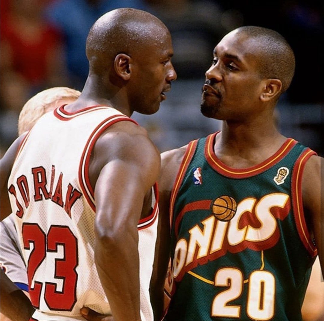 Hoy cumple 57 años el gran Gary Payton, y es el día para recordar esta maravillosa anécdota con Michael Jordan:

Un día, Gary Payton le dijo a Michael Jordan: "¿Ves Mike?, yo también juego en la NBA, gano millones de dólares y me puedo comprar tantos deportivos como tú"

La